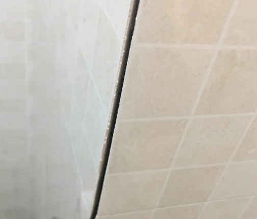 廊坊市瓷砖空鼓维修公司分享阳台瓷砖脱落的修复过程可以分为以下几个步骤