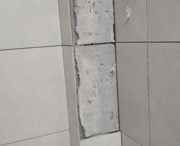 廊坊市瓷砖空鼓维修公司分享下瓷砖施工前基层浇水润湿程度不足，可能导致以下问题