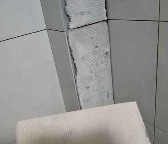 廊坊市瓷砖空鼓维修公司分享下厨房瓷砖脱落的补救措施。